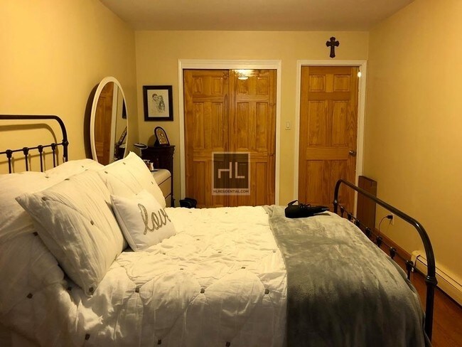 Building Photo - EXTRA LARGE 1 BEDROOM APARTMENT