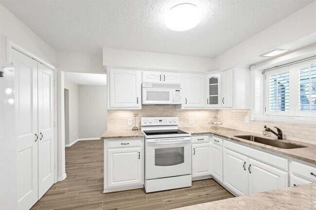 Foto del edificio - 8306 Wind Forest Dr