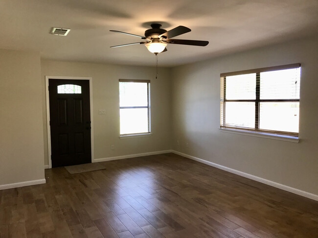 Building Photo - Gruene Duplex