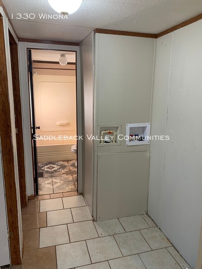 Building Photo - 3 bed, 2 bath - $650