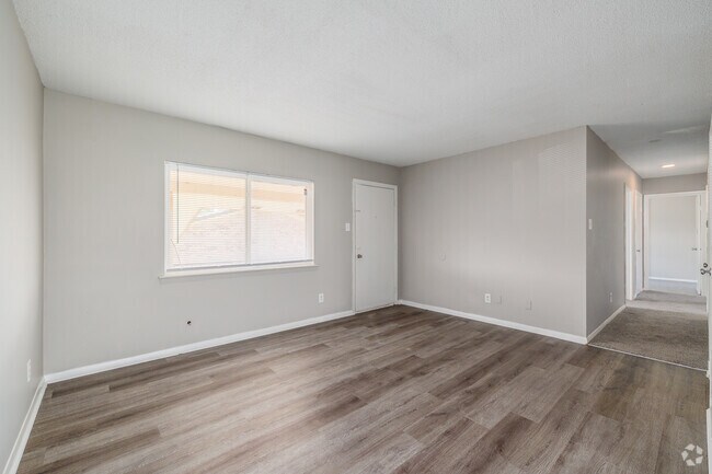 3 habitaciones, 2 baños - 1040 pies cuadrados - Sala de estar - West Scenic Apartments