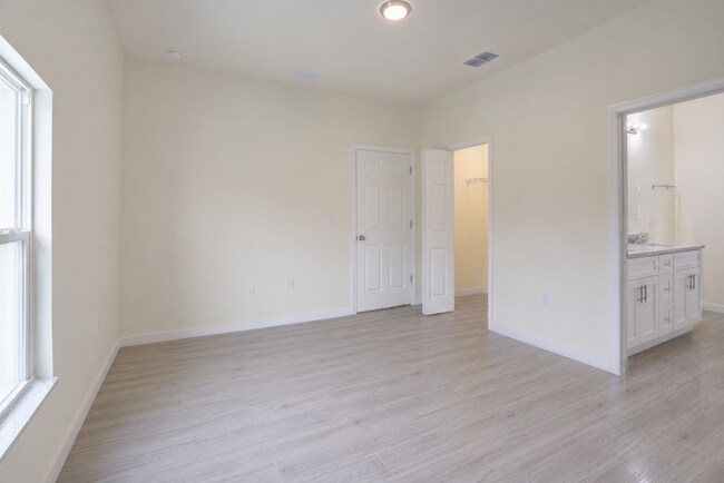 Building Photo - 608 Kleinart Dr