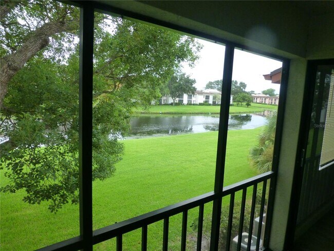 Foto del edificio - 110 Lakeside Dr