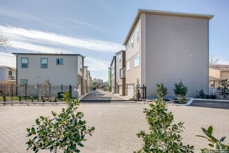 Building Photo - 1618 W Lawndale Dr