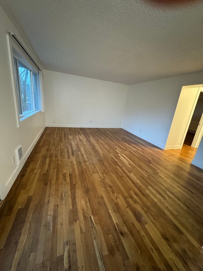 Foto del edificio - 3622 E 13th St