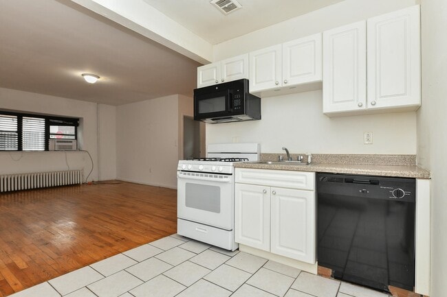 Building Photo - 217 10th St