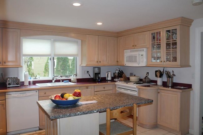 Building Photo - Spacious 4 Bedroom Cape