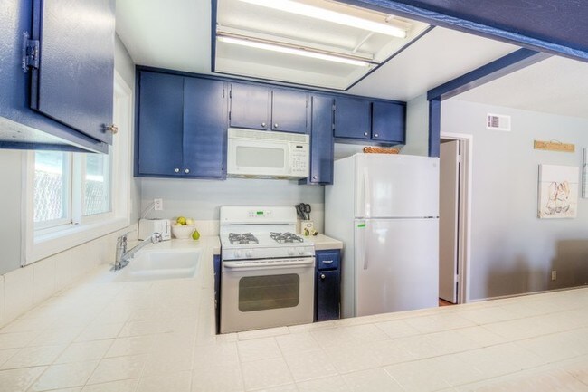 Building Photo - 415 E Balboa Blvd
