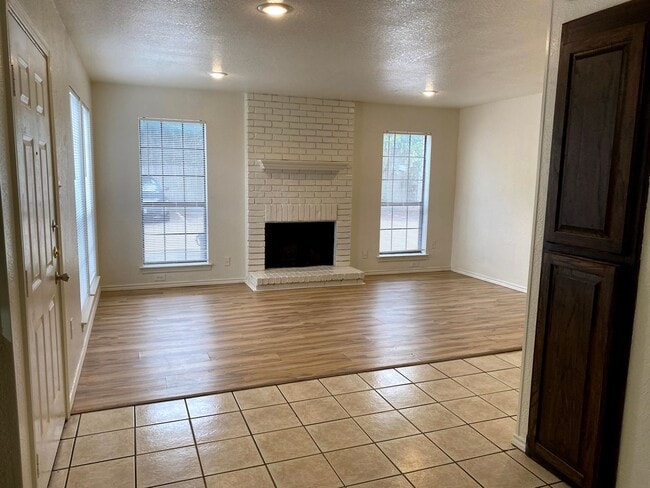 Building Photo - Nice downstairs fourplex unit with 2 bedro...
