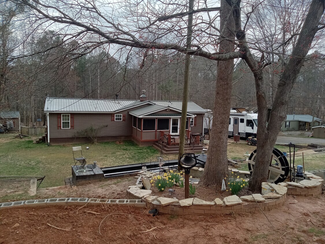 Primary Photo - 39 Pineknoll Dr