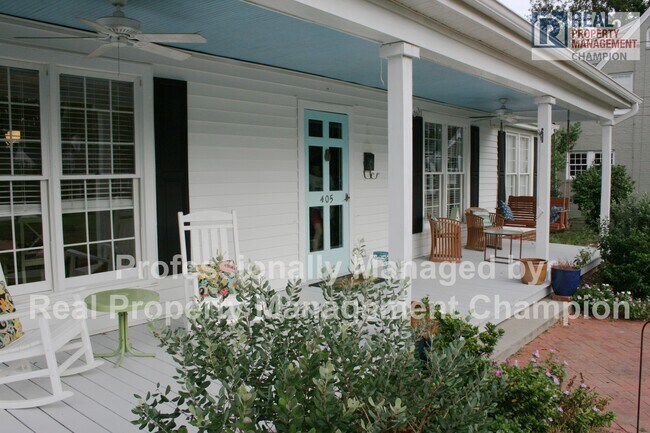 Foto del edificio - RARE FIND! Charming 4 BR/2 BA rental in th...