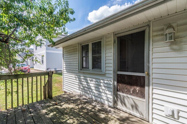 Foto del edificio - 402 E 10th St