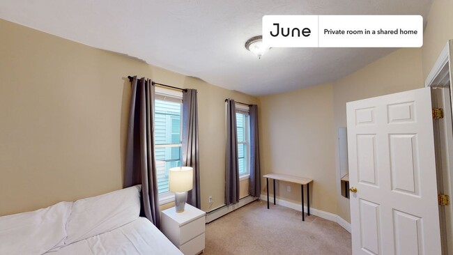 Building Photo - Private bedroom in 3 bed/1 bath Home
