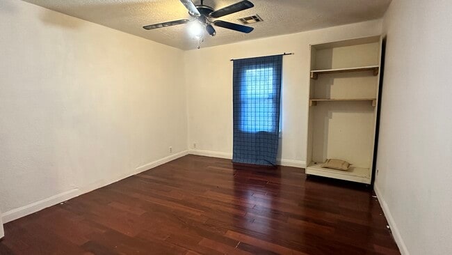 Foto del edificio - 802 N Kickapoo Ave