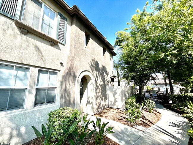 Building Photo - Stunning 4B/3BA Townhouse in Chula Vista w...