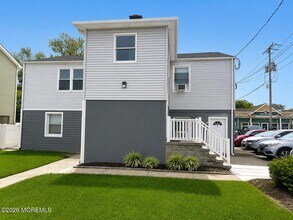 Building Photo - 819 1/2 16th Ave