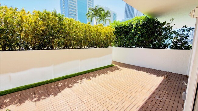 Foto del edificio - 600 NE 27th St