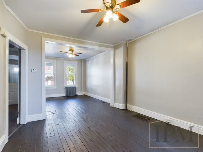 Building Photo - Available Now Spacious 5 Bedroom Home Loca...