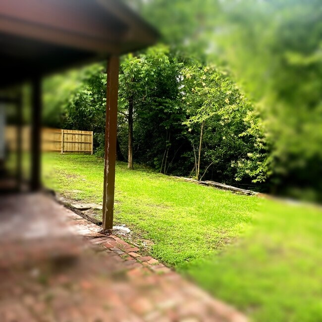 Building Photo - 4561 Meadowhill Dr