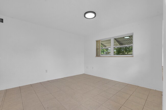 Foto del edificio - 2435 Plunkett St