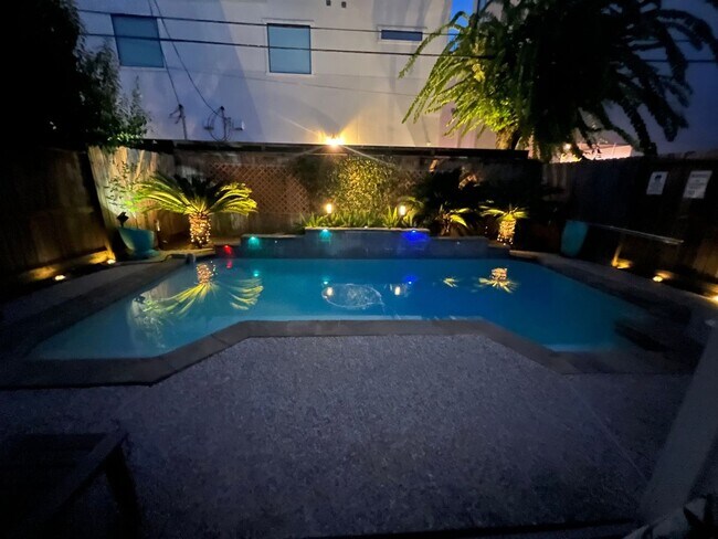 Foto del edificio - 5457 Fairdale Ln