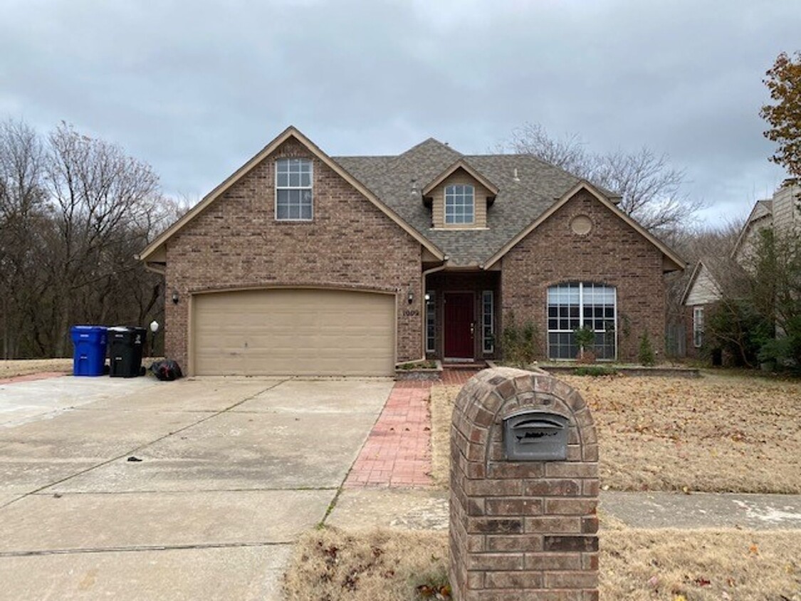 Foto principal - Two-Story Home, 4-5 bedrooms, 2.5 bathroom...