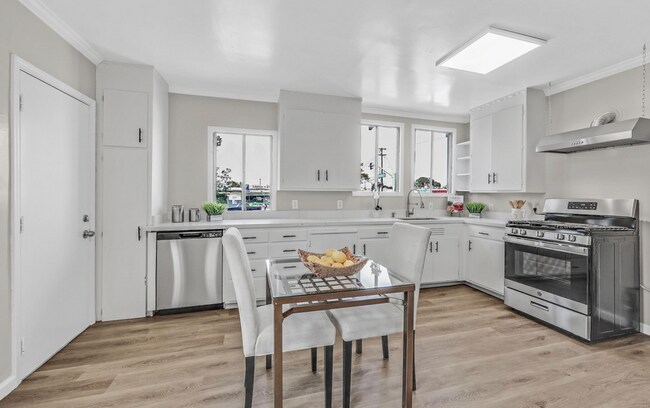 Building Photo - 3 Bed REMODELED Single Family Home Availab...