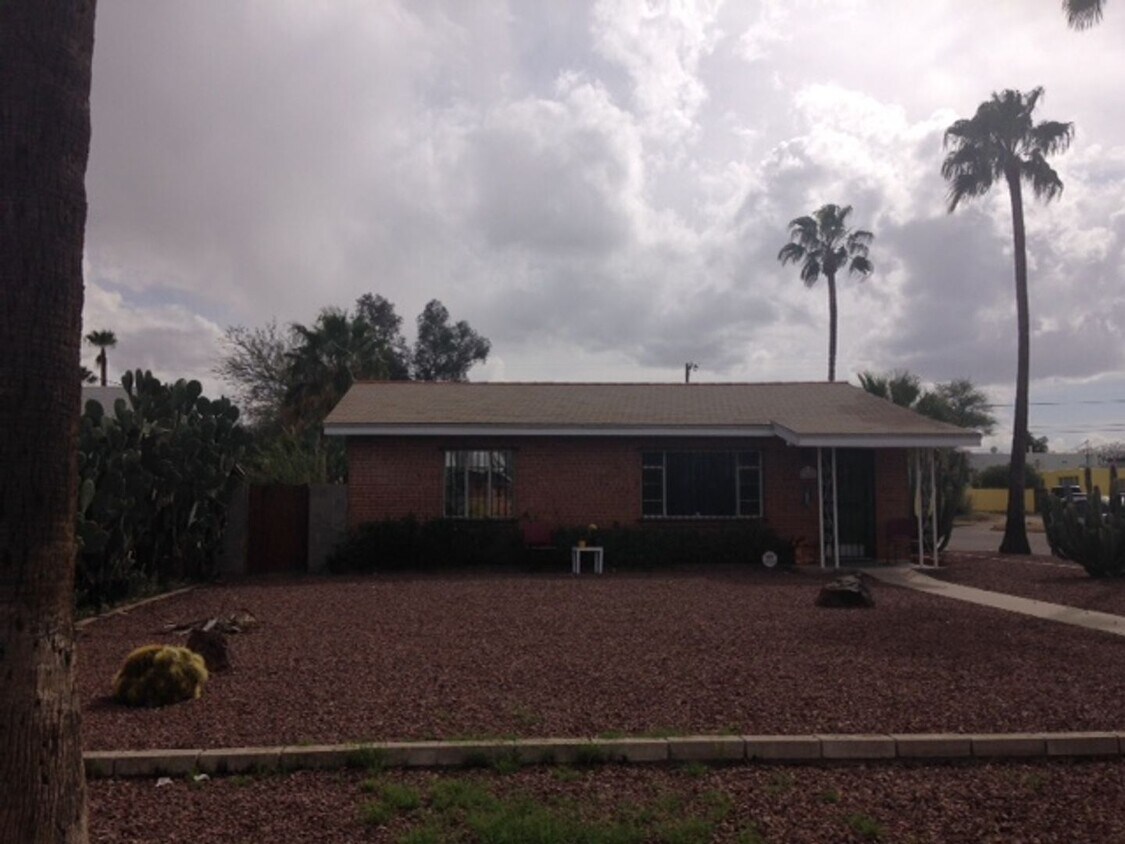 Foto principal - House north of U of A preleasing now for A...