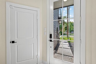 Building Photo - 3315 Daphne St