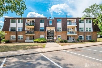 Building Photo - 311 Green Hollow Dr