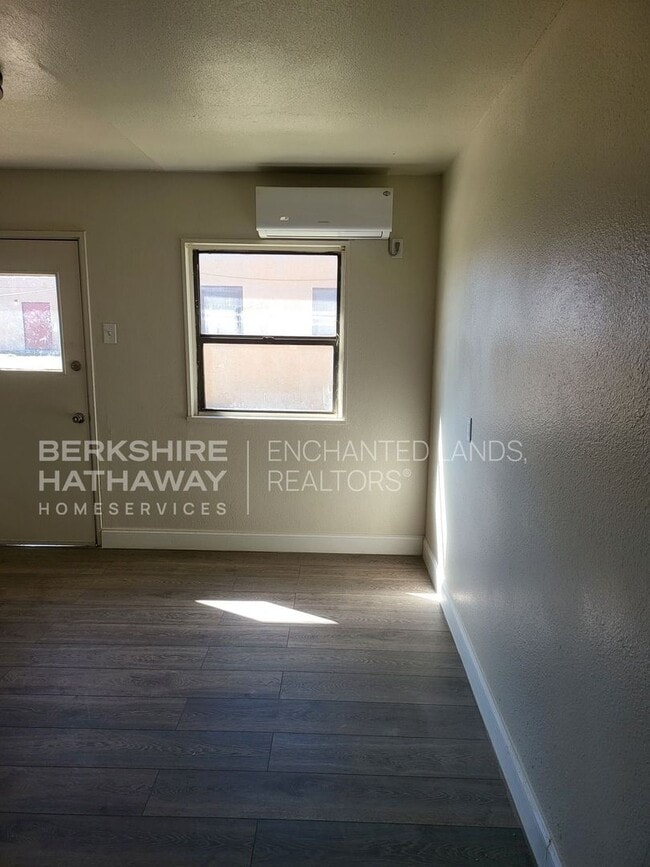 Building Photo - 1509 W Hank Ave