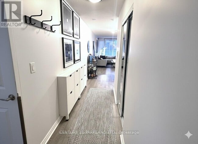 Building Photo - 270 Wellington St W