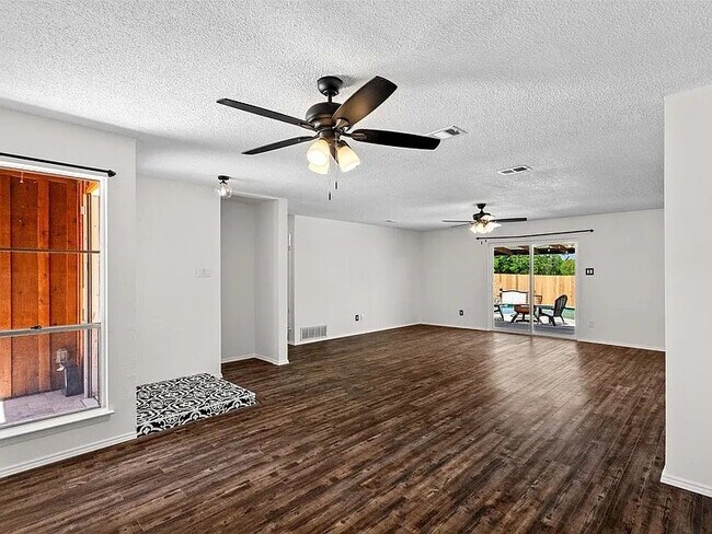 Foto del edificio - 629 Bur Oak Dr