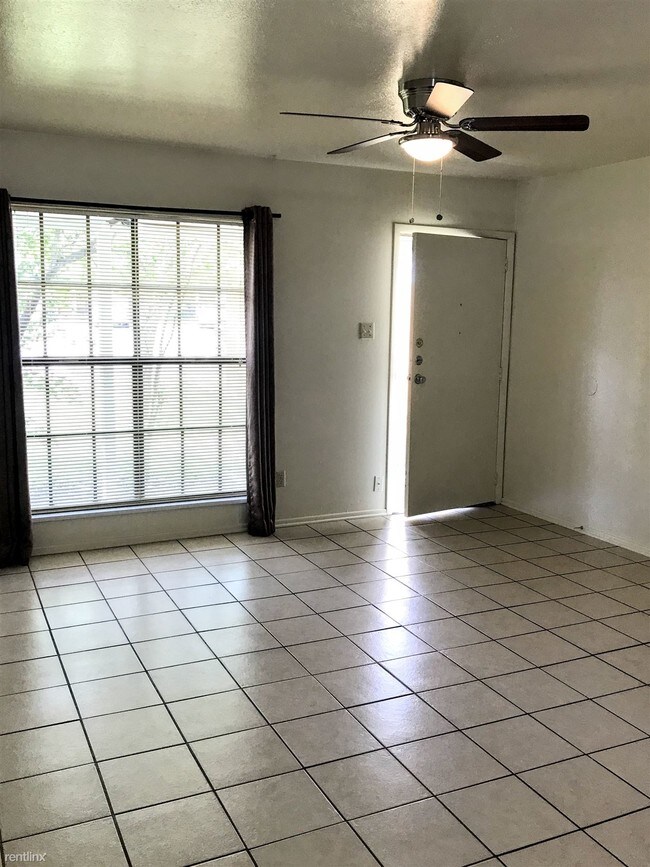 Foto del edificio - 2 br, 1 bath Duplex - 1901B Pine Tree Dr