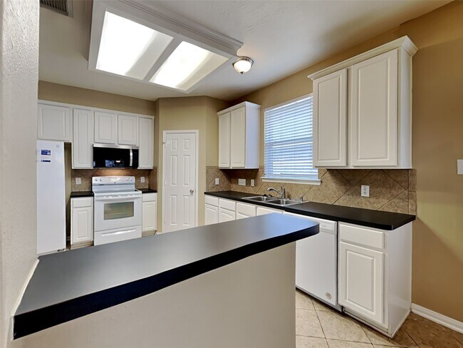 Foto del edificio - 3523 Pine Valley Dr