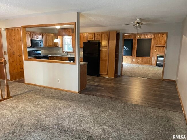 Building Photo - 2237 Waveland Dr