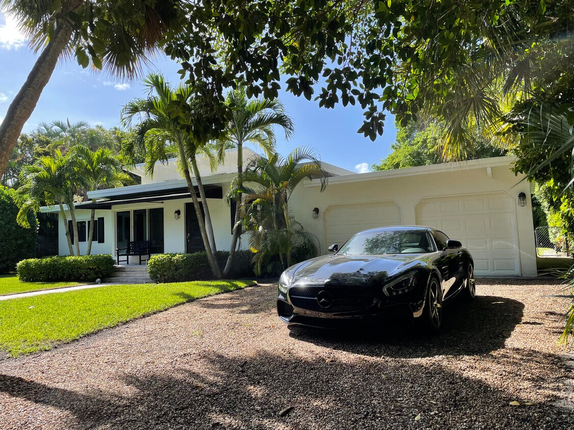 Foto principal - 705 SE Atlantic Dr