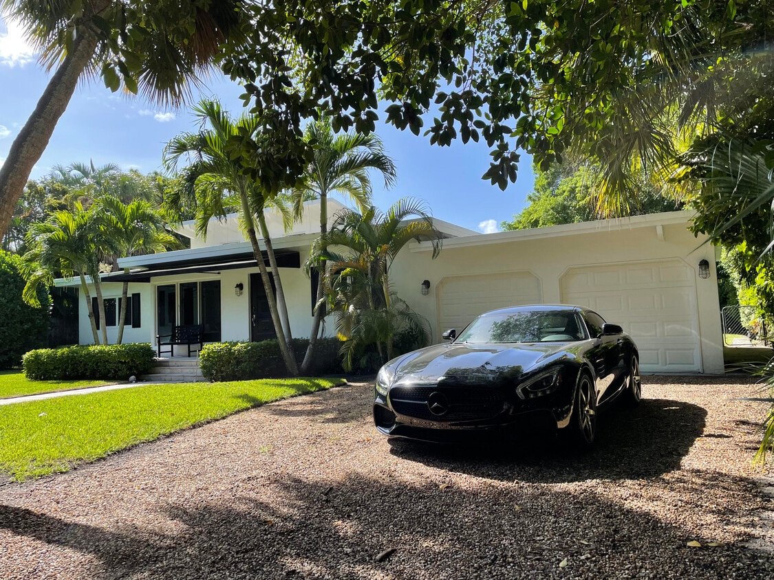 Primary Photo - 705 SE Atlantic Dr