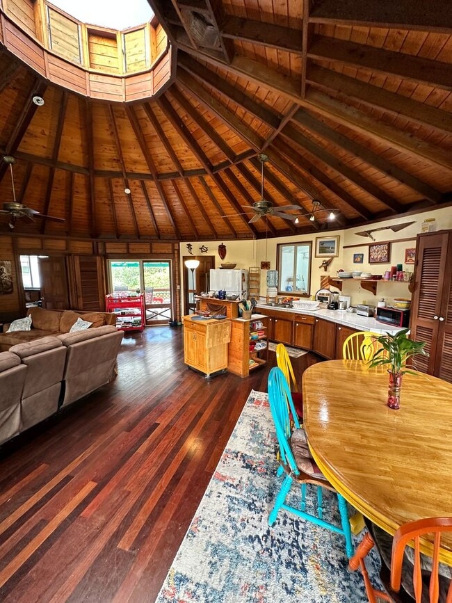 Building Photo - Island-Style Living in Hawaiian Paradise Park