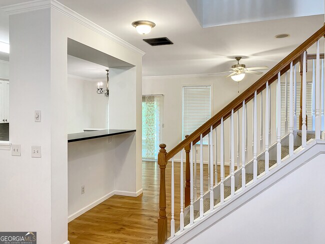 Building Photo - 5242 Whiteoak Ave