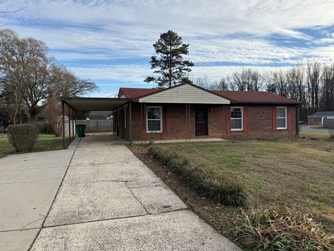 Building Photo - Ranch home near uptown