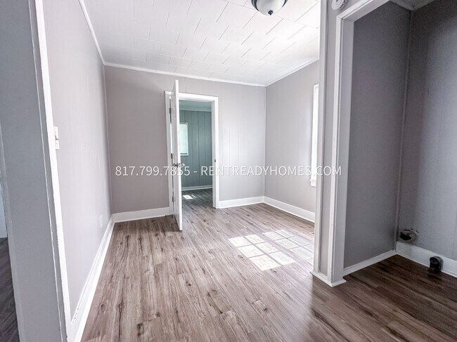 Building Photo - 605 7th Ave