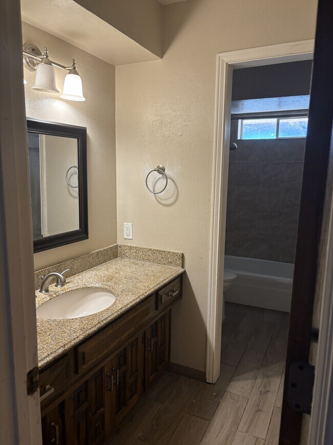 Foto del edificio - 127 S Crestwood Blvd