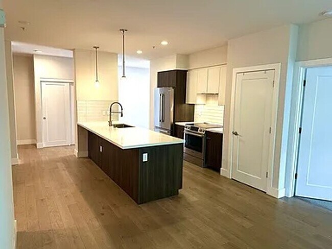 Building Photo - Large Contemporary 2br 2bath Downtown Oakl...