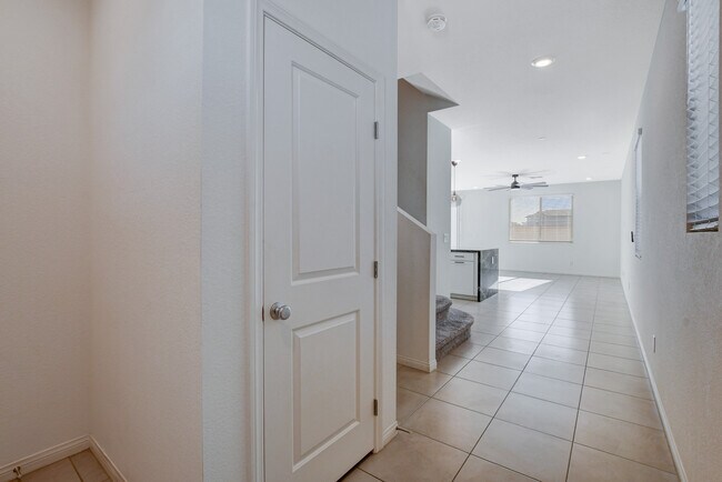 Foto del edificio - 8439 Vacarez Dr