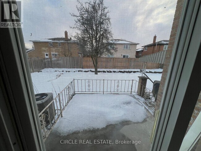 Photo du bâtiment - 3592 Swirlingleaves Crescent