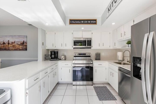 Building Photo - 1630 Shaker Cir