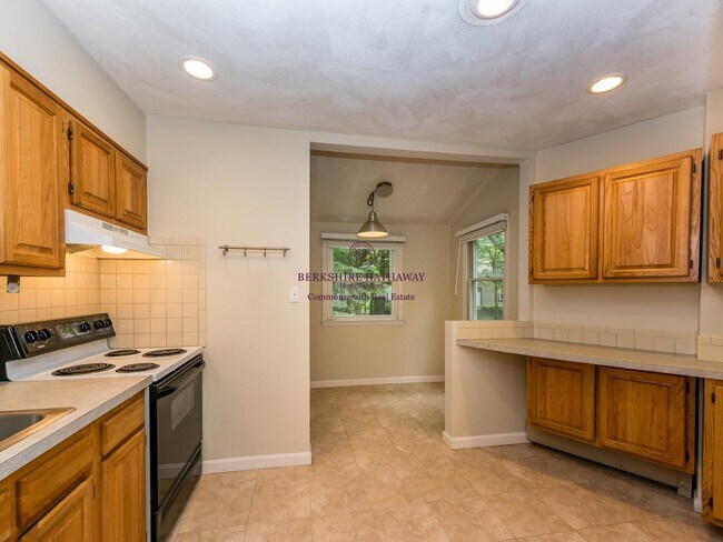 Building Photo - 36 Thorndike St