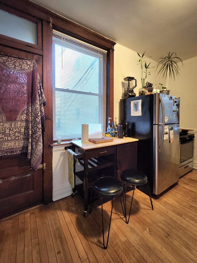 Building Photo - Updated 1 bedroom apartment with high ceil...
