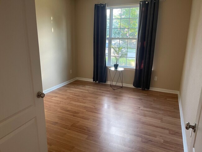 Building Photo - 3010 Silver Charm Cir